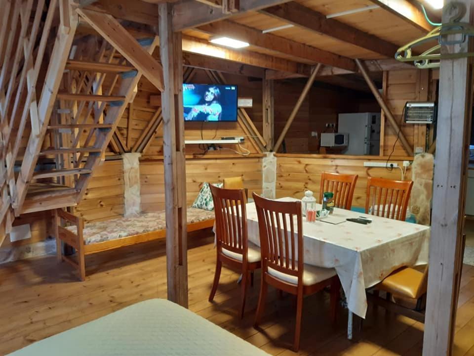 בקתת עץ בחורש במנות - דום גיאודזי - Wooden cabin in מנות מראה חיצוני תמונה
