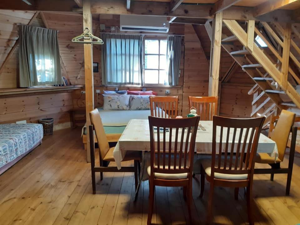 בקתת עץ בחורש במנות - דום גיאודזי - Wooden cabin in מנות מראה חיצוני תמונה